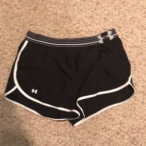 under armor black and white althetlic shorts
